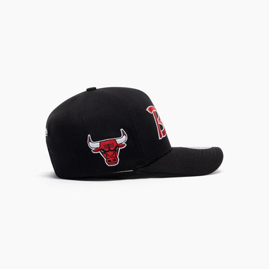 MITCHELL & NESS Chicago Bulls Team Script Pro Pinch Front Snapback Cap - Black/Team