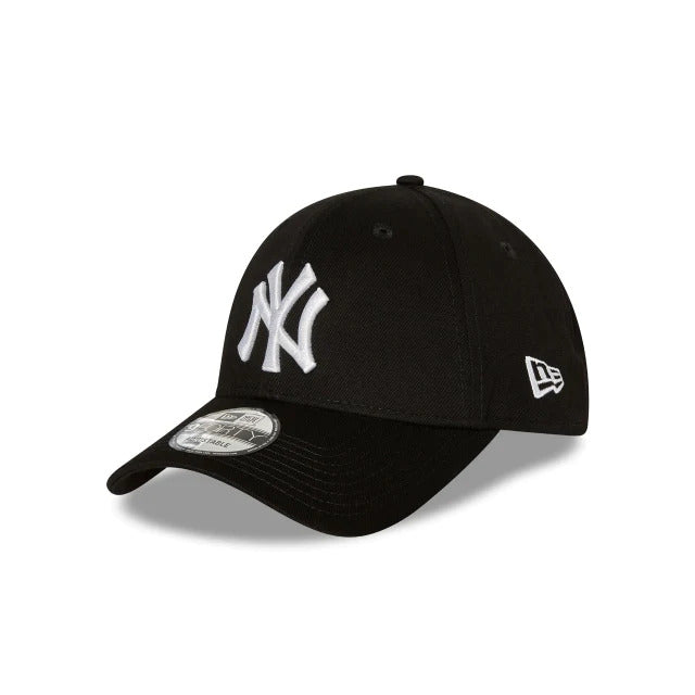 NEW ERA New York Yankees 940 Strapback Cap - Black/White - VENUE.