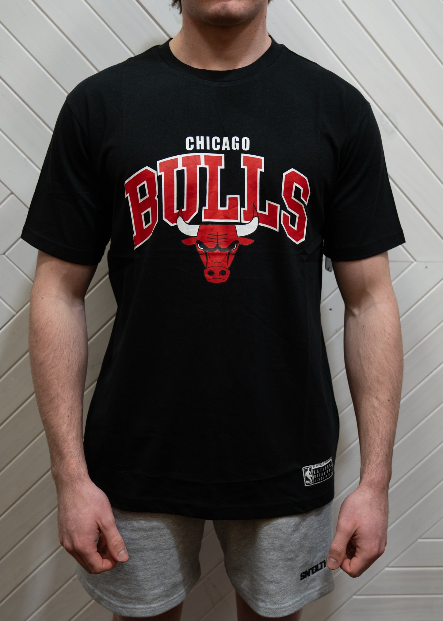 OUTER STUFF Chicago Bulls Team Arch Mens Tee - Black